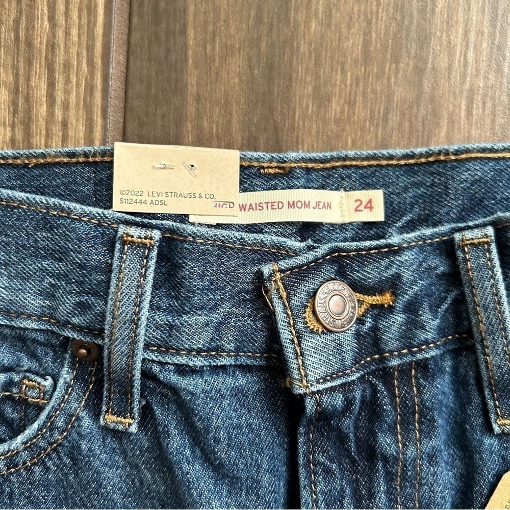 NWT Levi’s High Waisted Mom Jeans Distressed Sz 24 - Picture 6 of 11